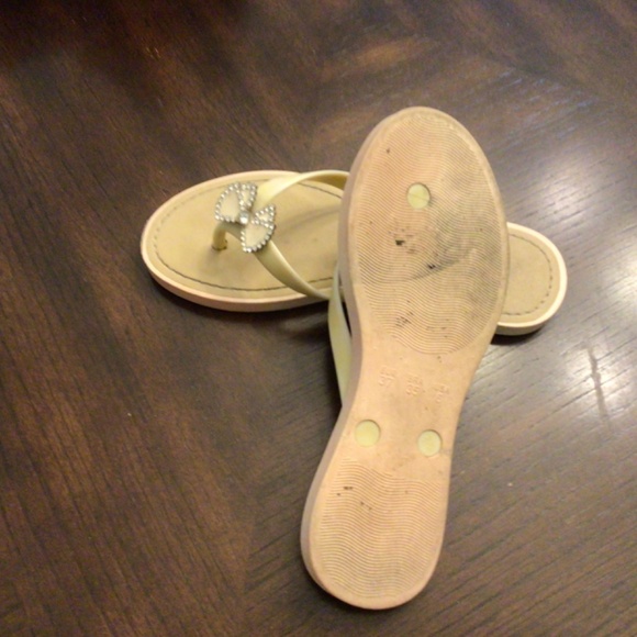 Women’s size 6 sandals/flip flops - Picture 2 of 3